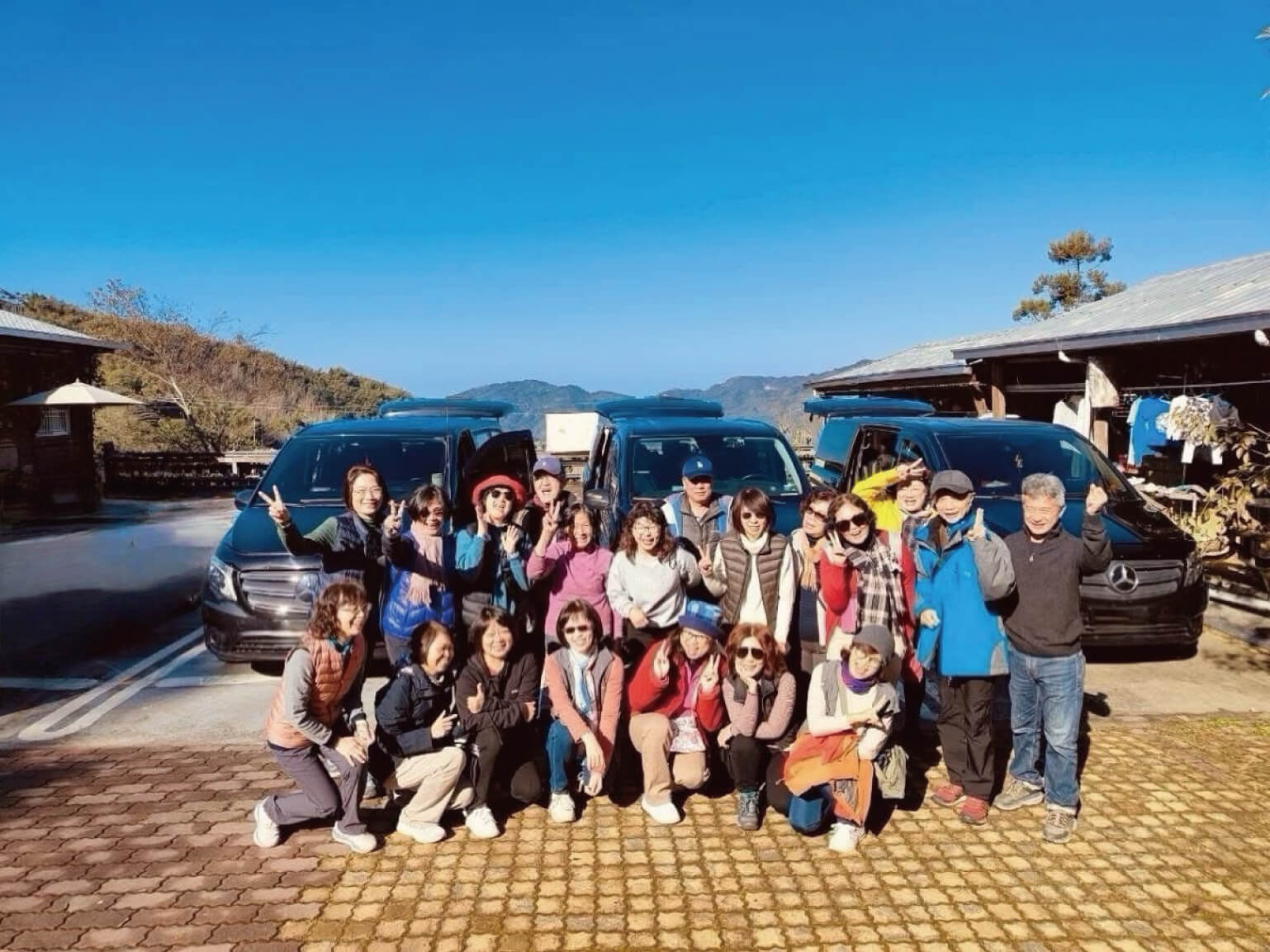 旅客與九人座包車開心出遊