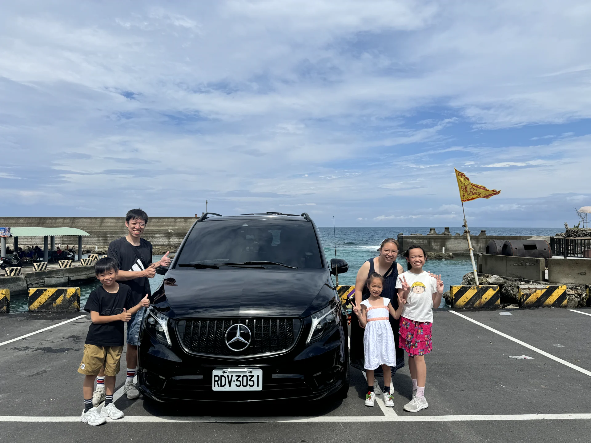 家庭出遊，行李與笑容一起上車