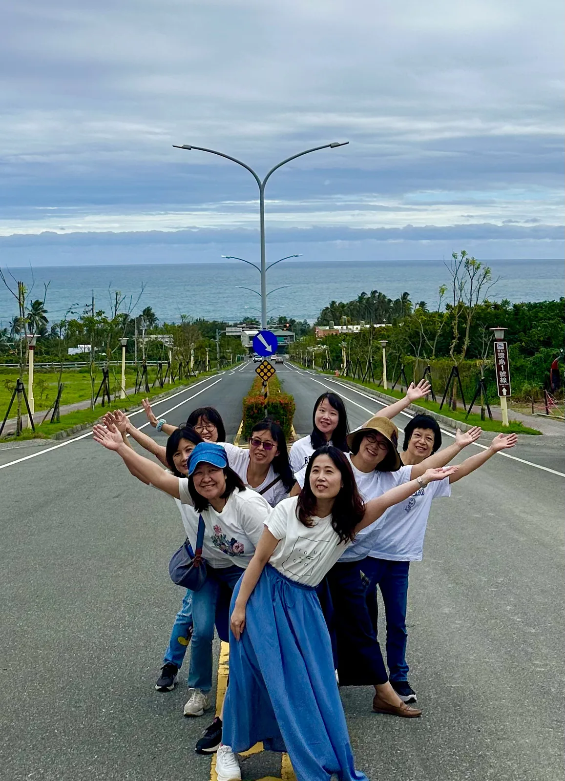 旅客在臨海景觀道路上合影