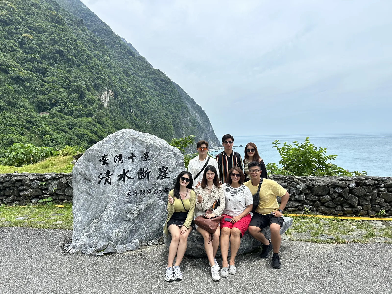 旅客在峽谷臨海觀景處合影