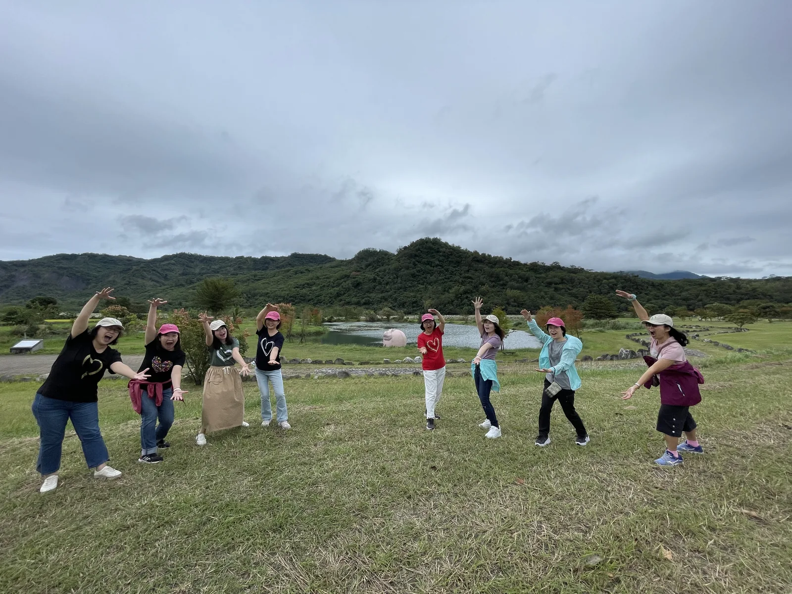 旅客在山景草原間合影