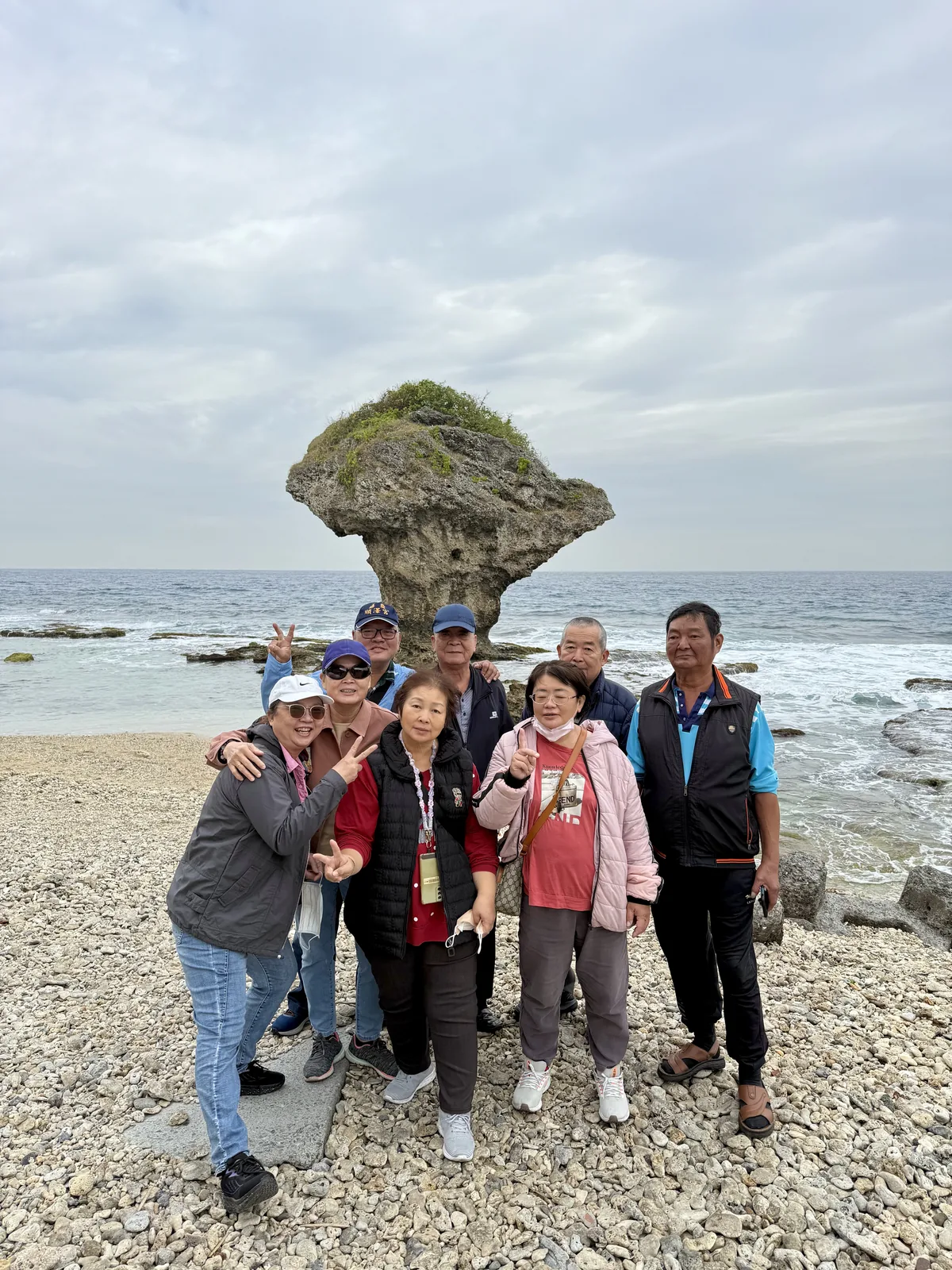 旅客在海岸奇岩景點合影