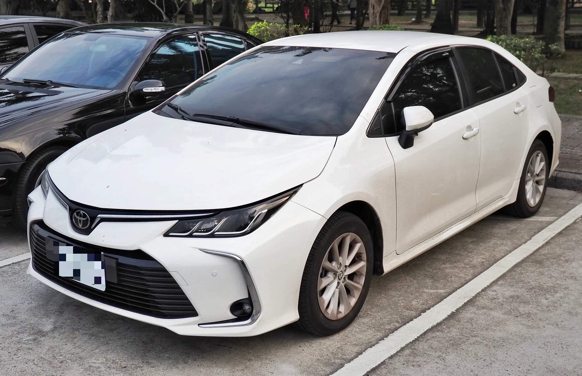 Toyota Corolla Altis 或同級五人座轎車完整車身照片