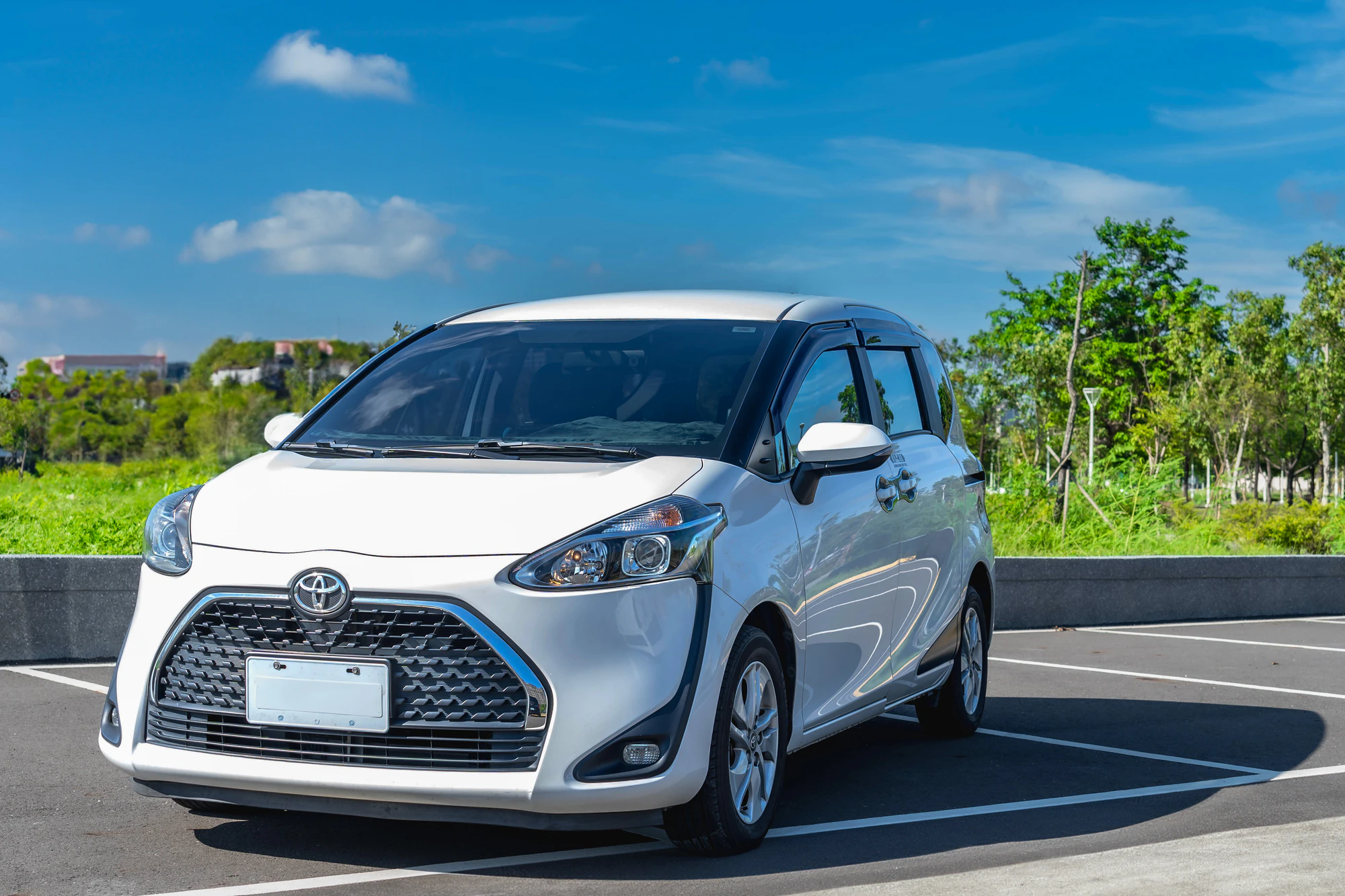 Toyota Sienta 或同級舒適七人座休旅完整車身照片