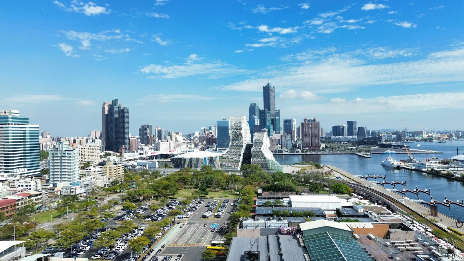 高雄 85 大樓、流行音樂中心與港灣城市景觀